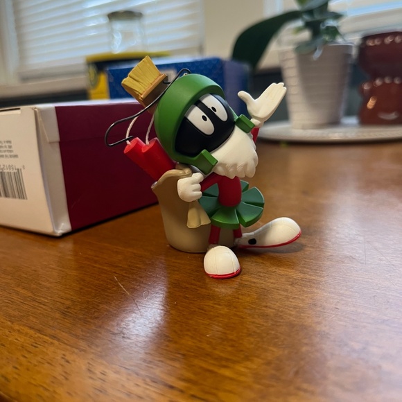 Marvin the Martian Hallmark Ornament - Picture 2 of 3